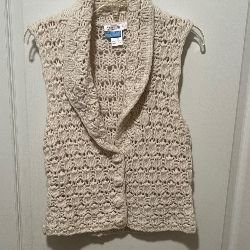 WHITE HOUSE / BLACK MARKET Crochet Cream Sweater Vest. Size Medium.